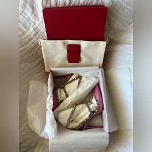 ‼️SOLD‼️Pink Valentino Rockstud Pump.